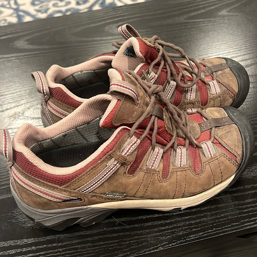 Keen Women’s 9.5 Utility Hiking Shoes, water, resistant